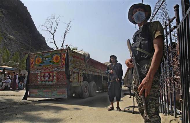 塔利班掌权阿富汗后，经济成为首要解决的问题。（图／美联社）