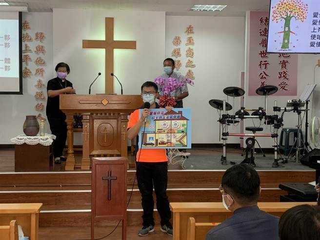 南市将军消防分队在礼拜活动时分享火灾警报器好处。（南市消防三大队提供／张毓翎台南传真）