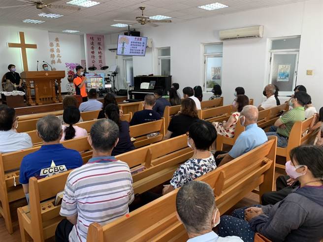 南市将军消防分队在礼拜活动时分享火灾警报器好处。（南市消防三大队提供／张毓翎台南传真）