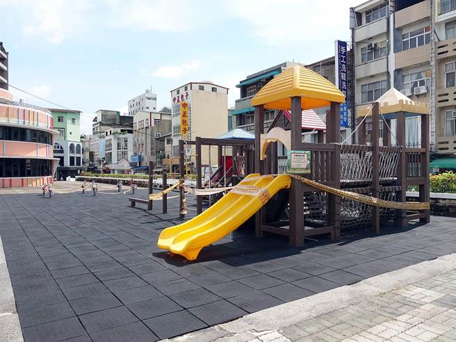 嘉义市中正公园现有儿童游戏场多为罐头游具，今23日起正式施工改善，完工后将变身为一座游戏百科全书式的城市型全龄共融游戏场，图为模拟示意图。（嘉义市政府提供／吕妍庭摄嘉义传真）