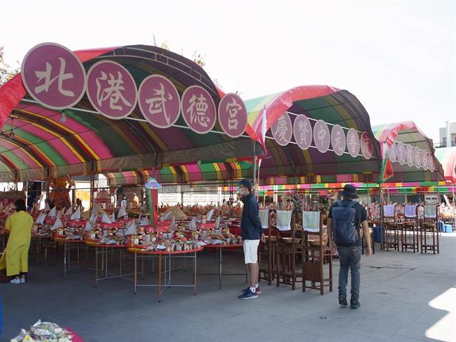 云林县北港武德宫中元普渡逾7000桌，捐千万元物资助弱势。（张朝欣摄）