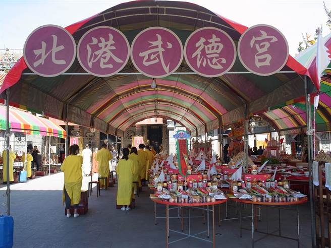 云林县北港武德宫中元普渡逾7000桌，捐千万元物资助弱势。（张朝欣摄）