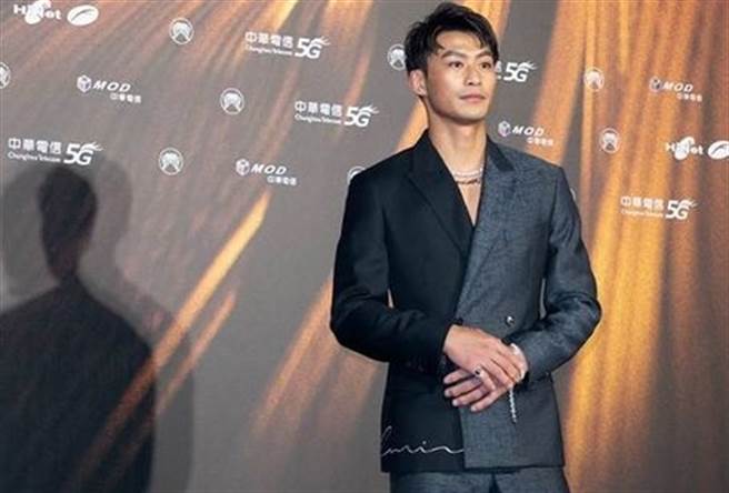 杨勇纬的西装照遭日本粉丝洗版。(图/翻摄自杨勇纬IG)