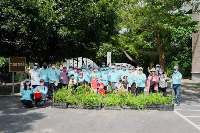 保育雲林縣二崙鄉四番地保安林，社區志工種植600株雞母株。（林務局提供／張朝欣雲林傳真）