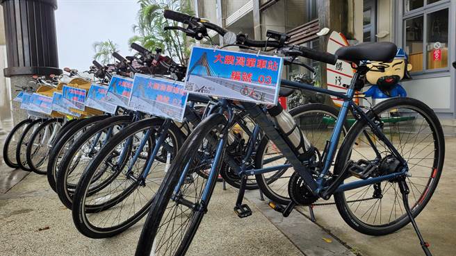 東港旅宿業者「鐵哥」羅博原熱愛騎單車，今年趁自行車旅遊年開設大鵬灣單車站、並推出單車漫遊小旅行，引領遊客慢慢探索屏東騎跡。（謝佳潾攝）