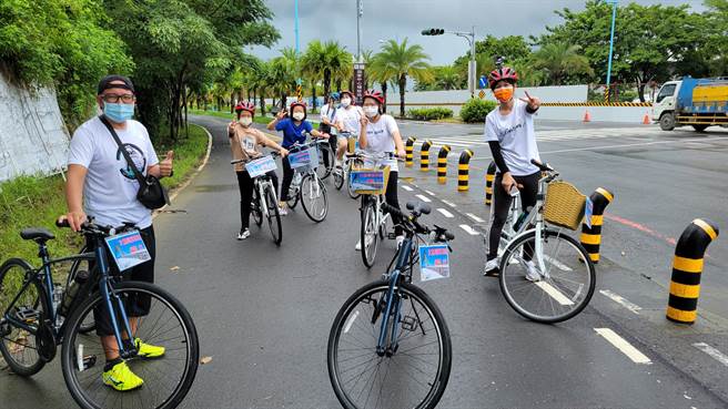 東港旅宿業者「鐵哥」羅博原熱愛騎單車，今年趁自行車旅遊年開設大鵬灣單車站、並推出單車漫遊小旅行，引領遊客慢慢探索屏東騎跡。（謝佳潾攝）