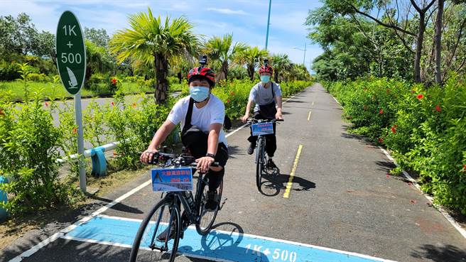 東港旅宿業者「鐵哥」羅博原熱愛騎單車，今年趁自行車旅遊年開設大鵬灣單車站、並推出單車漫遊小旅行，引領遊客慢慢探索屏東騎跡。（謝佳潾攝）