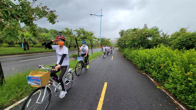 東港旅宿業者「鐵哥」羅博原熱愛騎單車，今年趁自行車旅遊年開設大鵬灣單車站、並推出單車漫遊小旅行，引領遊客慢慢探索屏東騎跡。（謝佳潾攝）
