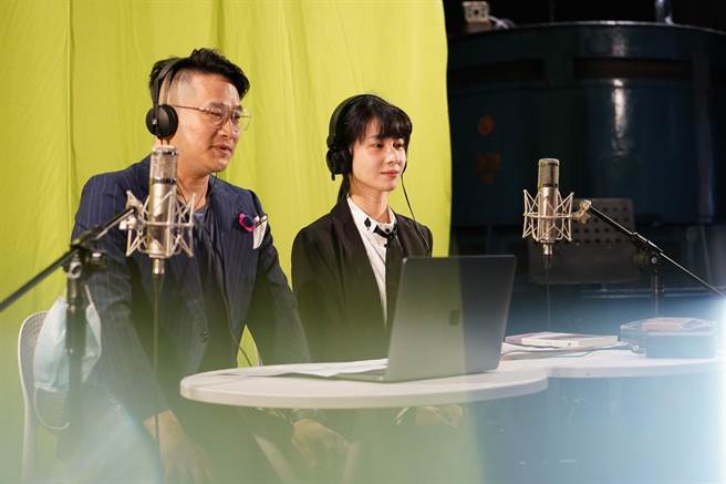 膝关节（左）跟连俞涵昨跨海连线岩井俊二。（Giloo提供）