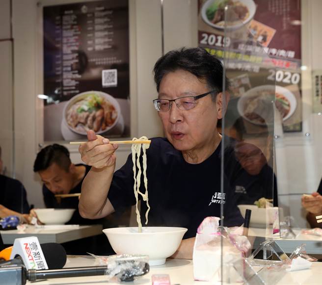 中廣董事長趙少康（中）22日傍晚與戰鬥藍們一同前往皇家傳承牛肉麵店用餐，力挺店家。（劉宗龍攝）