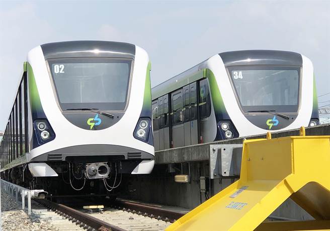 台中捷運綠線昨因車廂駐車煞車電磁閥異常，導致斷路器跳脫而無法行駛。（陳世宗攝）