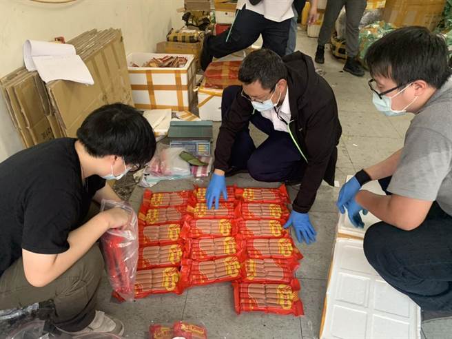 新北市聯合稽查小組在新莊中正路倉庫查獲大批越南肉類食品。（新北市動保處提供）