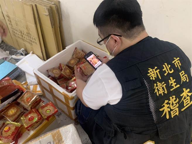 新北市聯合稽查小組在新莊中正路倉庫查獲大批越南肉類食品。（新北市動保處提供）