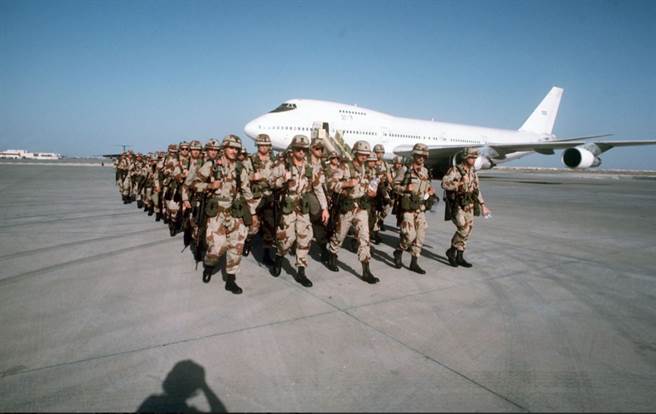美国国际部启动「民用后备航空队」(CRAF)计画，将徵用民航客机协助撤离喀布尔。第1次CRAF是1990年第1次伊拉克战争，徵用客机来运兵。(图/美国国家檔案馆)