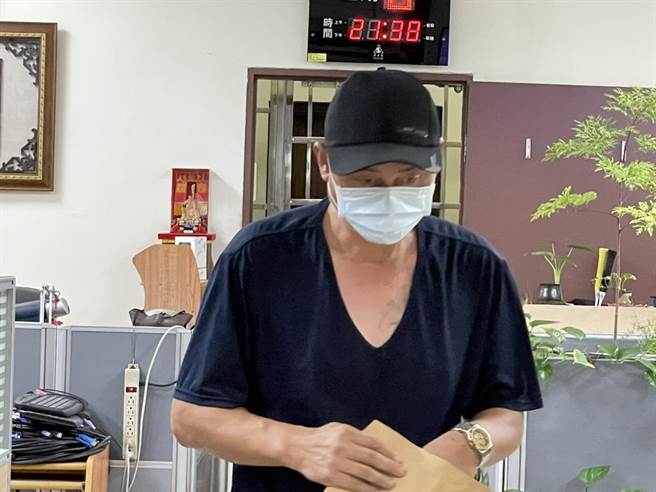 高雄地檢署22日傳喚船長林煜程及數名船員到案，晚間移送地檢署複訊後，檢察官稍晚已諭令林姓船長6萬元交保。(記者洪浩軒攝)