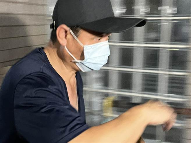 高雄地檢署22日傳喚船長林煜程及數名船員到案，晚間移送地檢署複訊後，檢察官稍晚已諭令林姓船長6萬元交保。(記者洪浩軒攝)