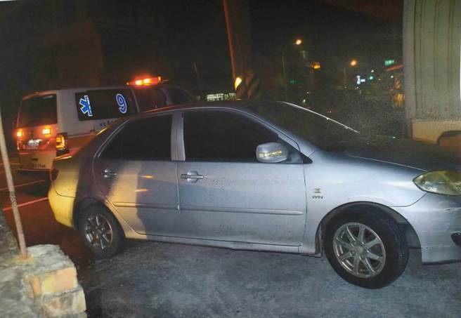 台南一名64岁黄姓老妇和4岁孙子被民眾发现倒卧在车内气绝身亡。（读者提供／张毓翎台南传真）
