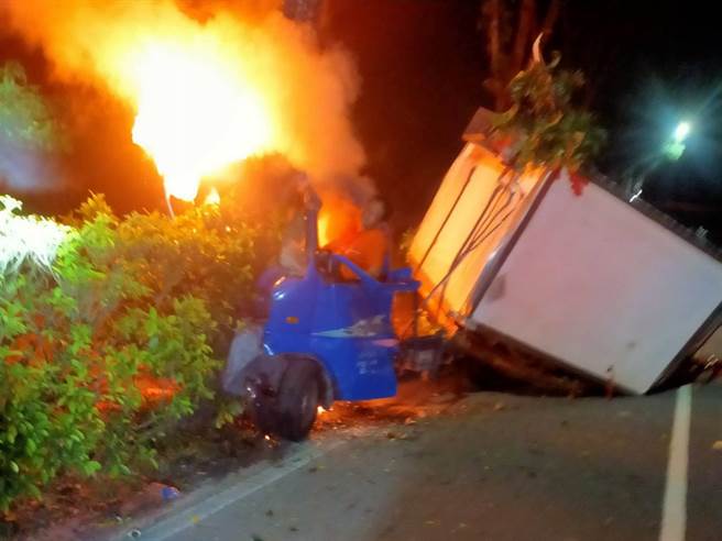 1輛小貨車22日晚間行經台3線台南玉井區路段時，疑失控自撞分隔島後起火。（讀者提供／張毓翎台南傳真）