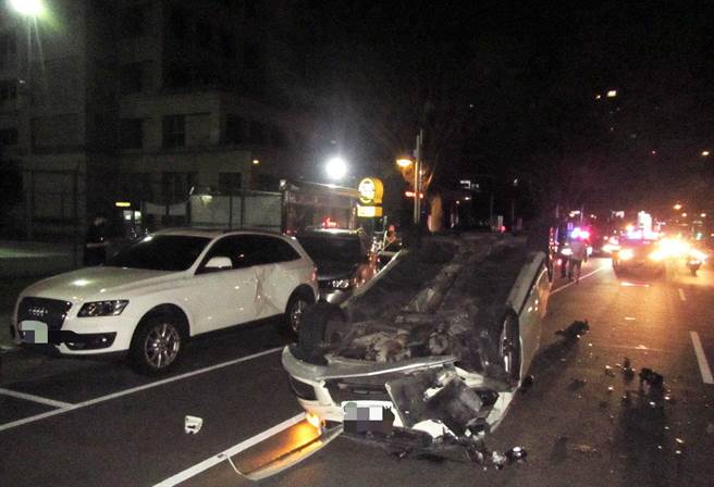 林女驾驶的自小客车撞击路边停放的三辆车后，翻覆于崇德路上。（热心民眾提供）