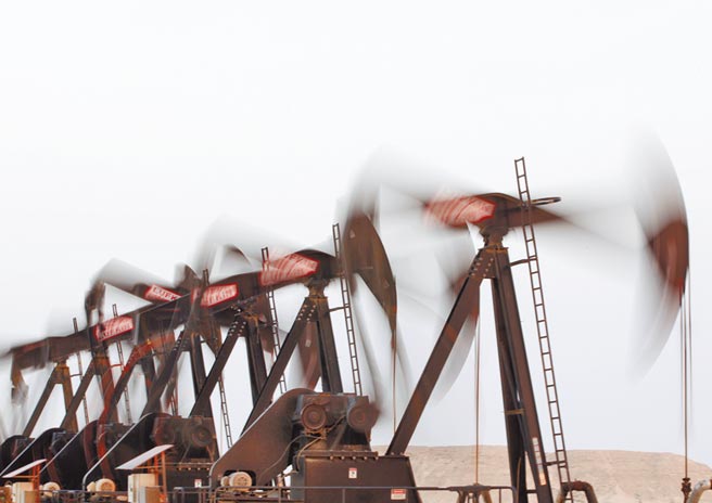 受到全球疫情反扑等影响，国际油价上周狂泻超过8％，创下九个月来周线跌幅最大纪录。图／美联社