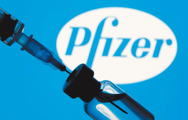 美国FDA可望于23日批准辉瑞-BNT疫苗的完全授权申请，将成为全球首支取得完全授权的新冠疫苗。图／路透