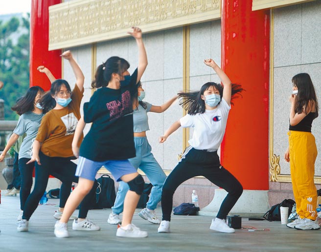 开学日逼近，但疫苗严重不足，大学生面临打不到疫苗的困境也随之浮现，有学生感嘆，「19岁的我到底要等到什么时候？」想到开学就害怕。图为21日一群热爱街舞的青少年，在国家音乐厅走廊随着音乐展现苦练多日的舞步。（陈怡诚摄）