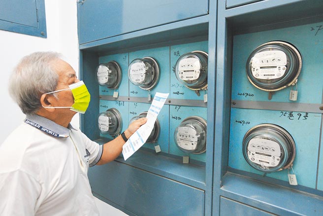 立法院法制局認為，變種病毒肆虐全球，疫情在短期內難結束，後續是否繼續減免夏月電價，政府應在節約能源與減輕民眾負擔下審慎周延評估。（本報資料照片）