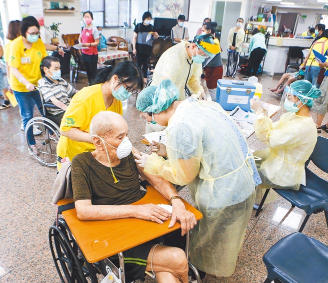 BNT疫苗最快9月登台，国内施打疫苗年龄可望降至12岁，多家产险公司超前部署，取消投保年龄下限，不论学生、婴幼儿身分，现在都买得到疫险。图为长者施打疫苗。（陈麒全摄）