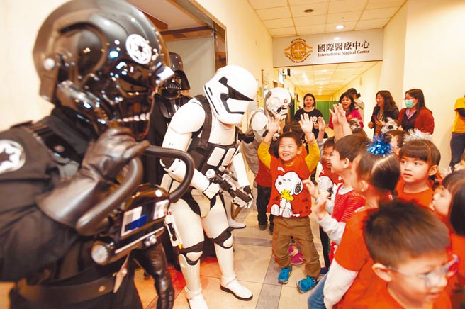 高雄长庚耳鼻喉科医师罗盛典投入癌症资源中心十余年，领有星际大战官方组织认证的他，曾号召星战迷到医院带给癌症病童欢笑。（罗盛典提供／袁庭尧高雄传真）