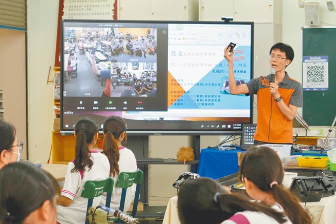 高雄市阿莲自造教育及科技中心主任洪于清开设远距课程，主讲太阳能模型车制作。（主办单位提供／李侑珊台北传真）