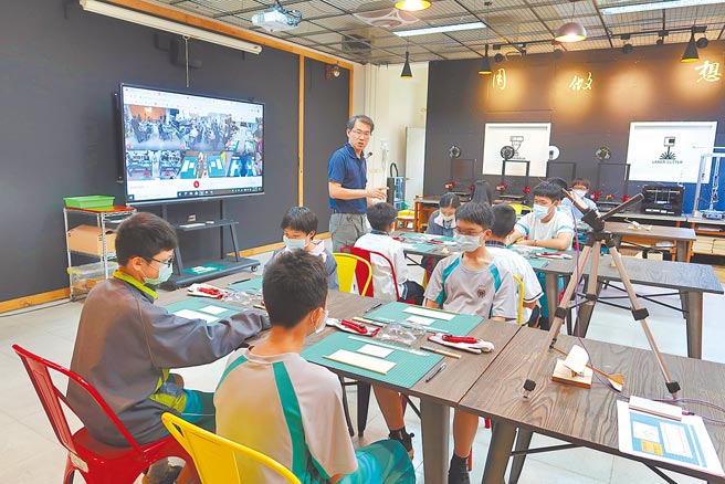 高雄市大树国中辅导主任郭政源开设「手掷迴旋飞机」远距课程。(主办单位提供/李侑珊台北传真)