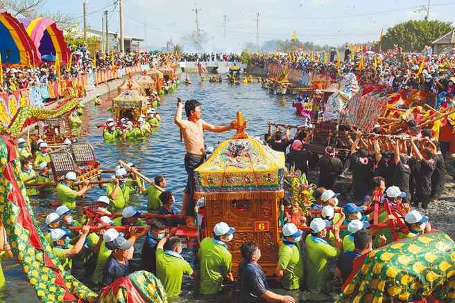 嘉義縣布袋鎮新塭嘉應廟「衝水路、迎客王」祭典至今已有183年歷史，在廟方建議下，縣府以民俗文化空間改善提出王船碼頭保存修復計畫，獲文化部核定補助600萬元。（嘉義縣政府提供／呂妍庭嘉義傳真）