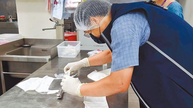 宜蘭縣某連鎖壽司店疑似發生食物中毒事件，縣府衛生局派員前往採集檢體化驗。（宜蘭縣衛生局提供／胡健森宜蘭傳真）