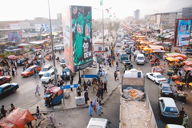 不过两个月，西方盟友就因拜登抽身阿富汗战争与「塔利班」夺回喀布尔引发的混乱，质疑前总统川普仍阴魂不散，「美国优先」仍主导拜登的外交政策。。这是8月20日拍摄的阿富汗喀布尔街头。（新华社）