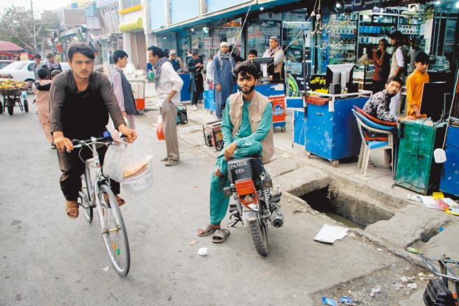 对于许多美国人被阿富汗「塔利班」刁难无法安全抵达喀布尔国际机场一事，美国总统拜登20日表示，美军曾走出喀布尔机场，把169名美国人安全带入了「墙内」。图为8月20日拍摄的阿富汗喀布尔街头。（新华社）