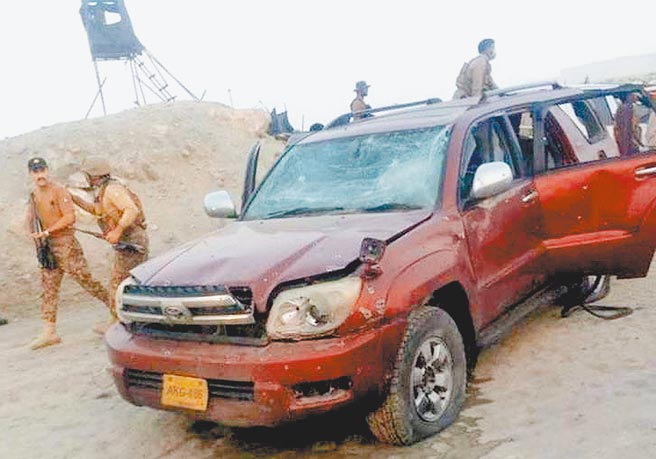 一辆载有中国人员的车队，20日在巴基斯坦俾路支省的瓜达尔东湾快速路遭遇自杀炸弹攻击，造成人员伤亡。（摘自腾讯视频）