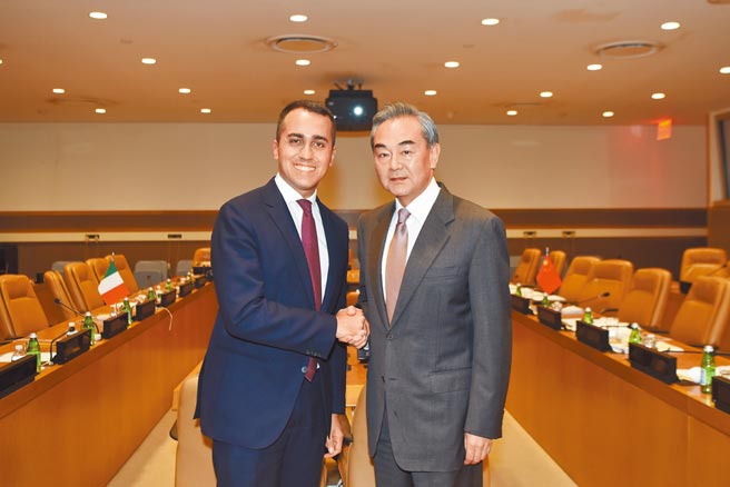 中国国务委员兼外长王毅（右）20日应约和义大利外长迪马尤通电话，双方就阿富汗局势交换意见。图为2019年2人于纽约出席联合国大会时会面的合照。（新华社资料照片）