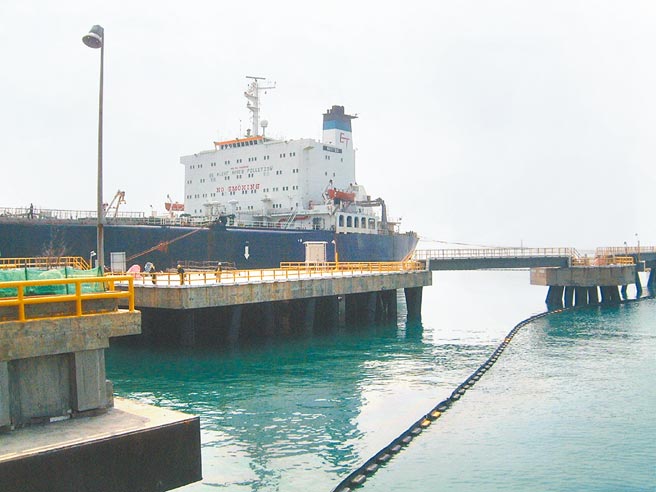 云林县麦寮乡六轻工业区麦寮工业港计画设置天然气接收站，民眾担忧安全问题。（本报资料照片）