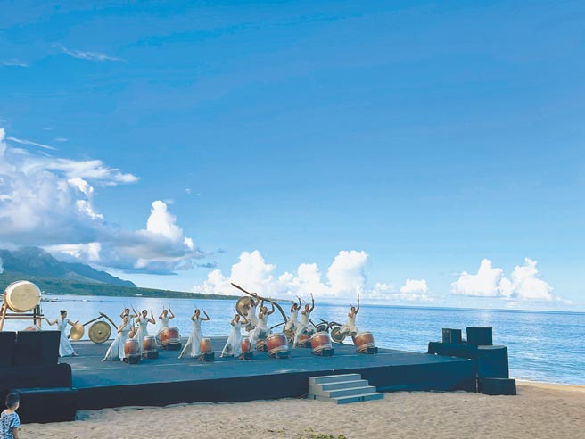 台东县府与卑南乡公所21日邀请优人神鼓演出，为杉原海水浴场24日重新开放暖身。（蔡旻妤摄）