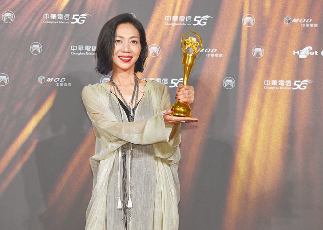 万芳昨以专辑《给你们》夺下「评审团奖」，心情激动。（粘耿豪摄）