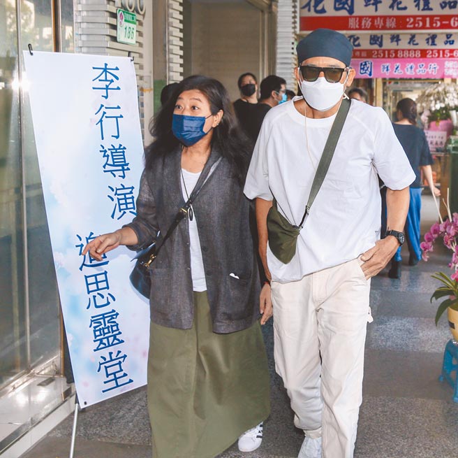 秦汉昨前往追思灵堂悼念李行。（罗永铭摄）