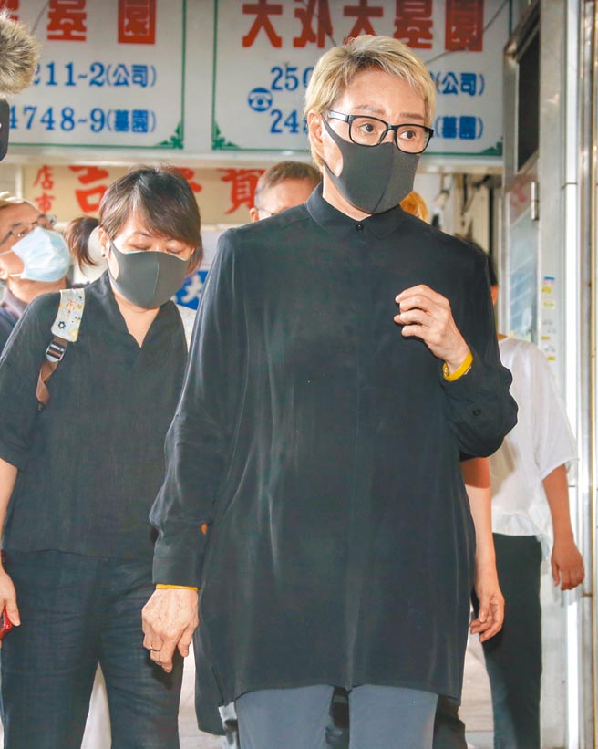 杨惠姗昨哀悼李行神情哀戚。（罗永铭摄）