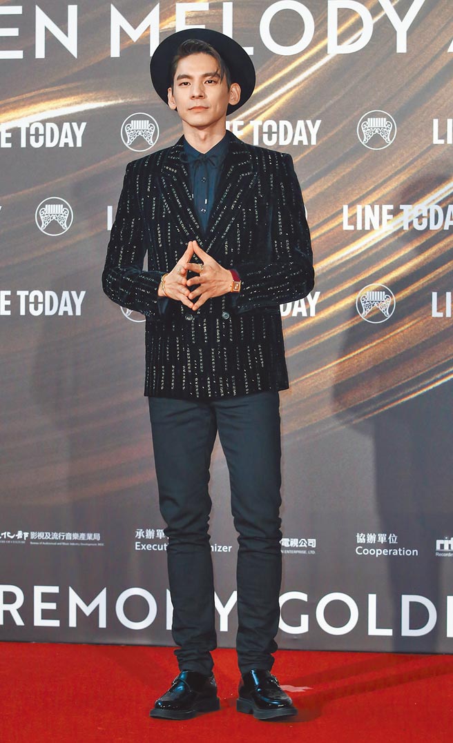 被网友封为红毯最帅，林柏宏在选服装颇有巧思，黑色亮片的装饰细节和礼帽在一片黑中异军突起。（陈俊吉摄）