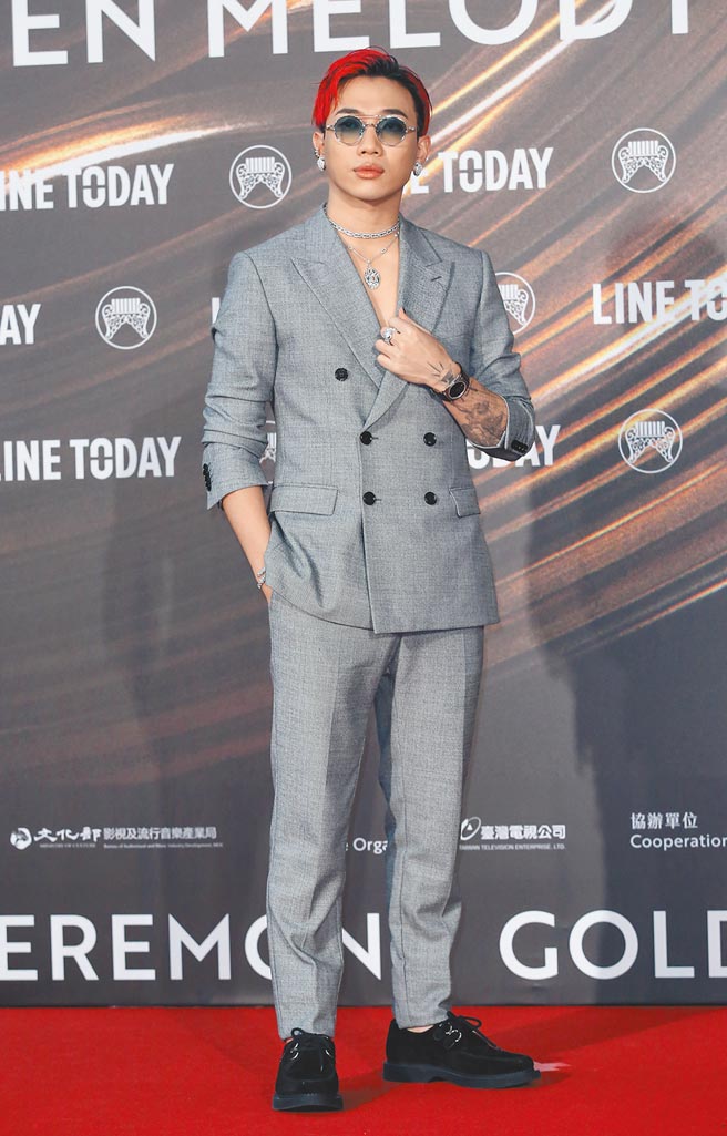 Øzi将这套Boss穿出个性感，加上搭配的宝格丽配件，让人印象深刻。（陈俊吉摄）