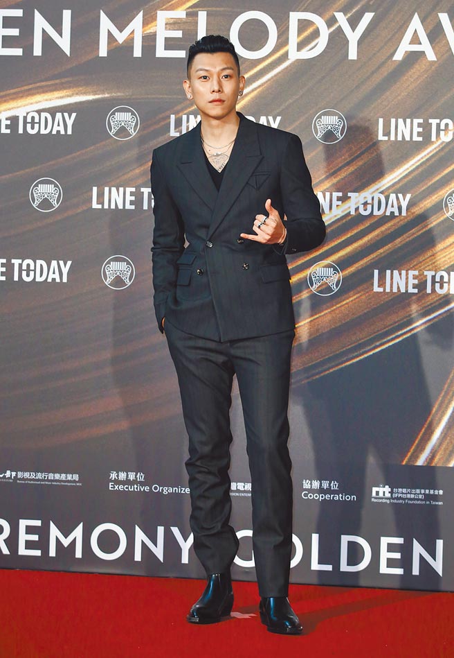 西装搭配V领羊毛衫，瘦子将这套Bottega Veneta穿得超性感，网友直说帅到没朋友。（陈俊吉摄）