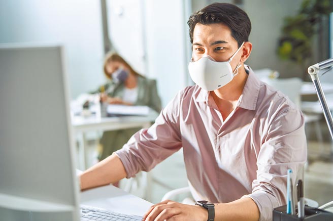 LG PuriCare口罩型空气清净机第二代，有质感白、潮流黑2色，定价6990元。（LG提供）