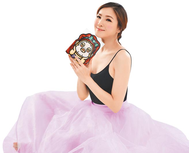 Abysse品牌代言人陈思璇，如美人鱼般甜心动人。（Abysse提供）