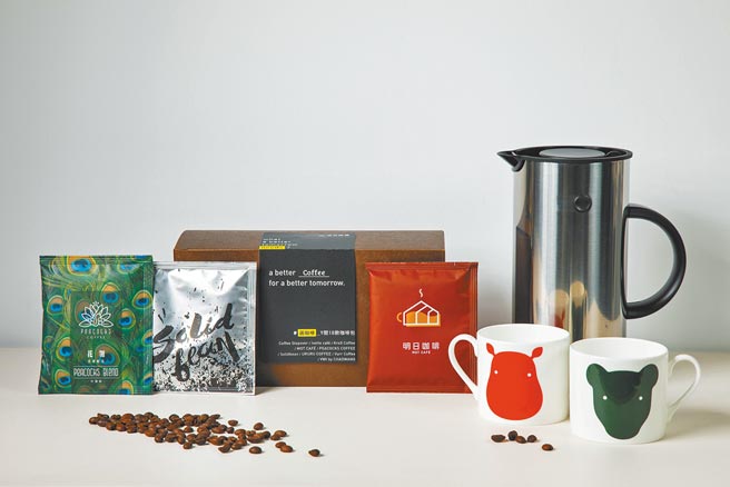 明日聚落邀集多间质感咖啡厅推出9&18联名礼盒 ，每盒880元。（MOT明日聚落提供）