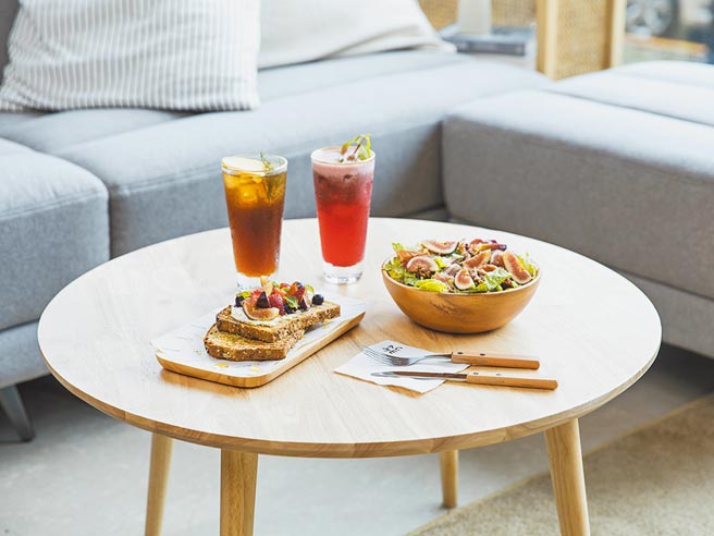 「CAFE ACME」士林店限定餐点，蜂蜜无花果马斯卡邦乳酪开放三明治、清爽的蔓越莓薄荷冰茶。（hoi!好好生活提供）