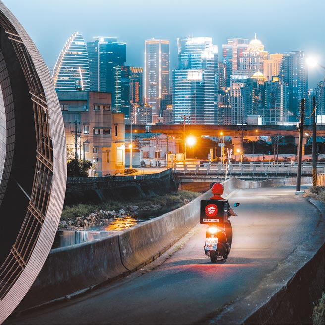 必勝客IG線上特展：外送員的晝夜極境。（必勝客提供）